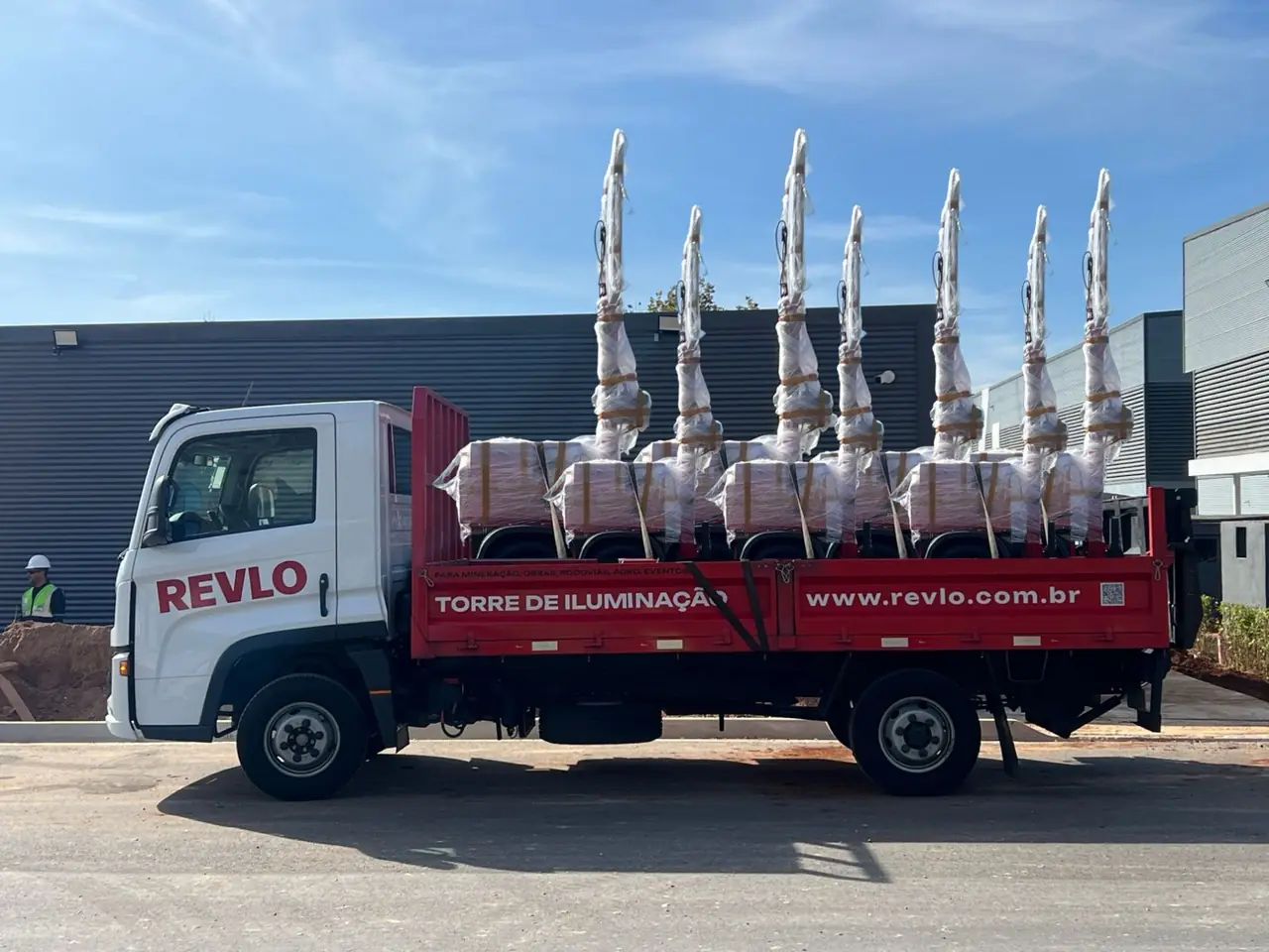 Caminhão Revlo carregado com torres para entrega