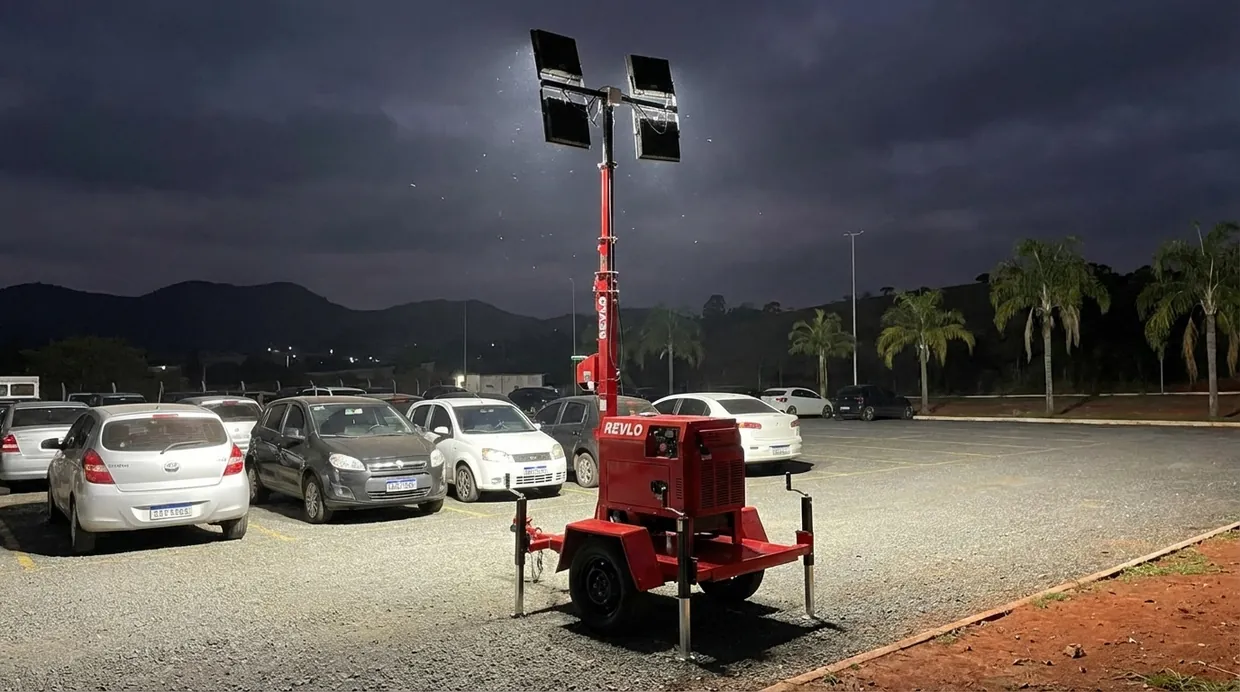 Pátio noturno iluminado