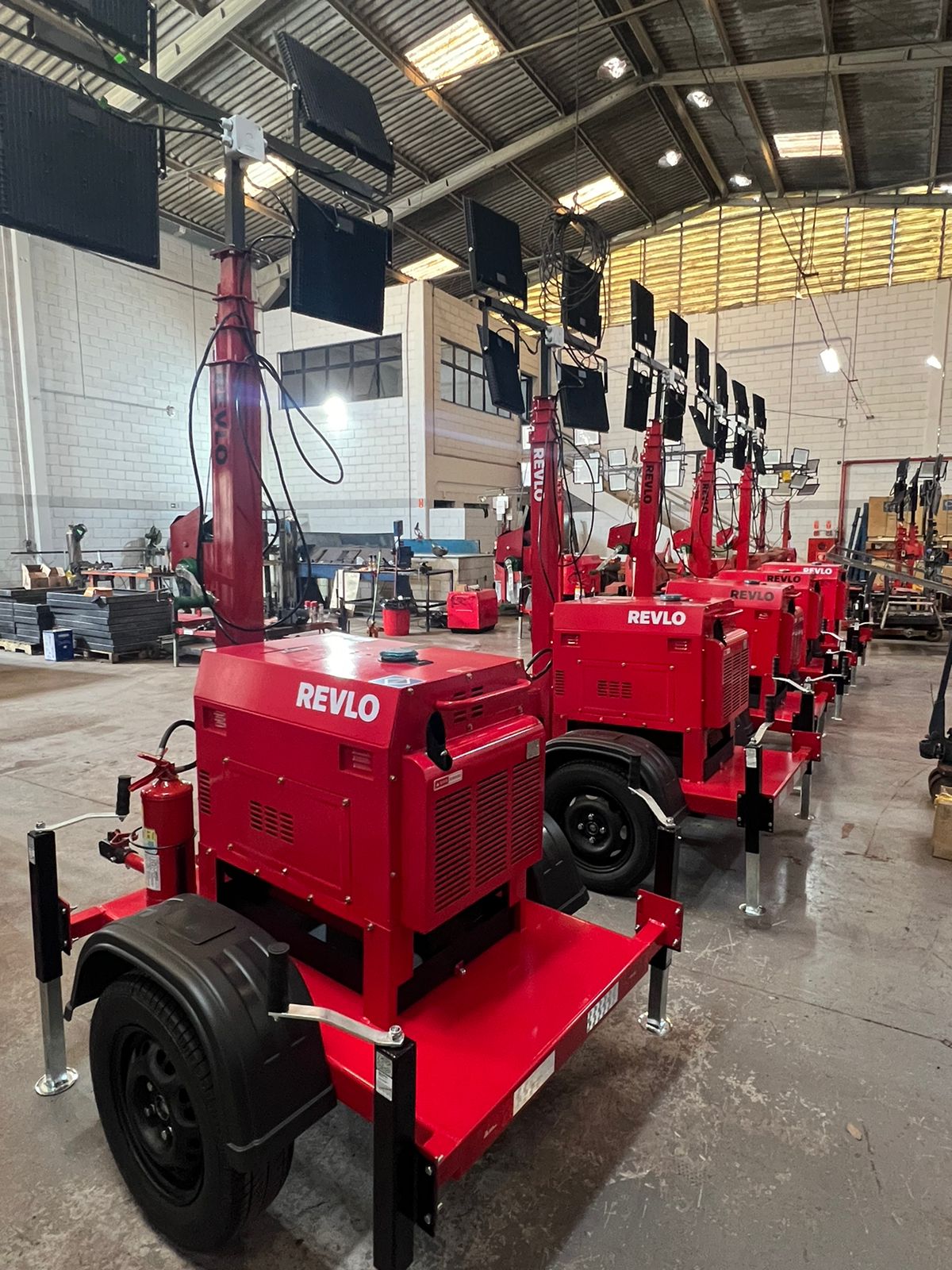 Fábrica Revlo — torres de iluminação prontas para entrega